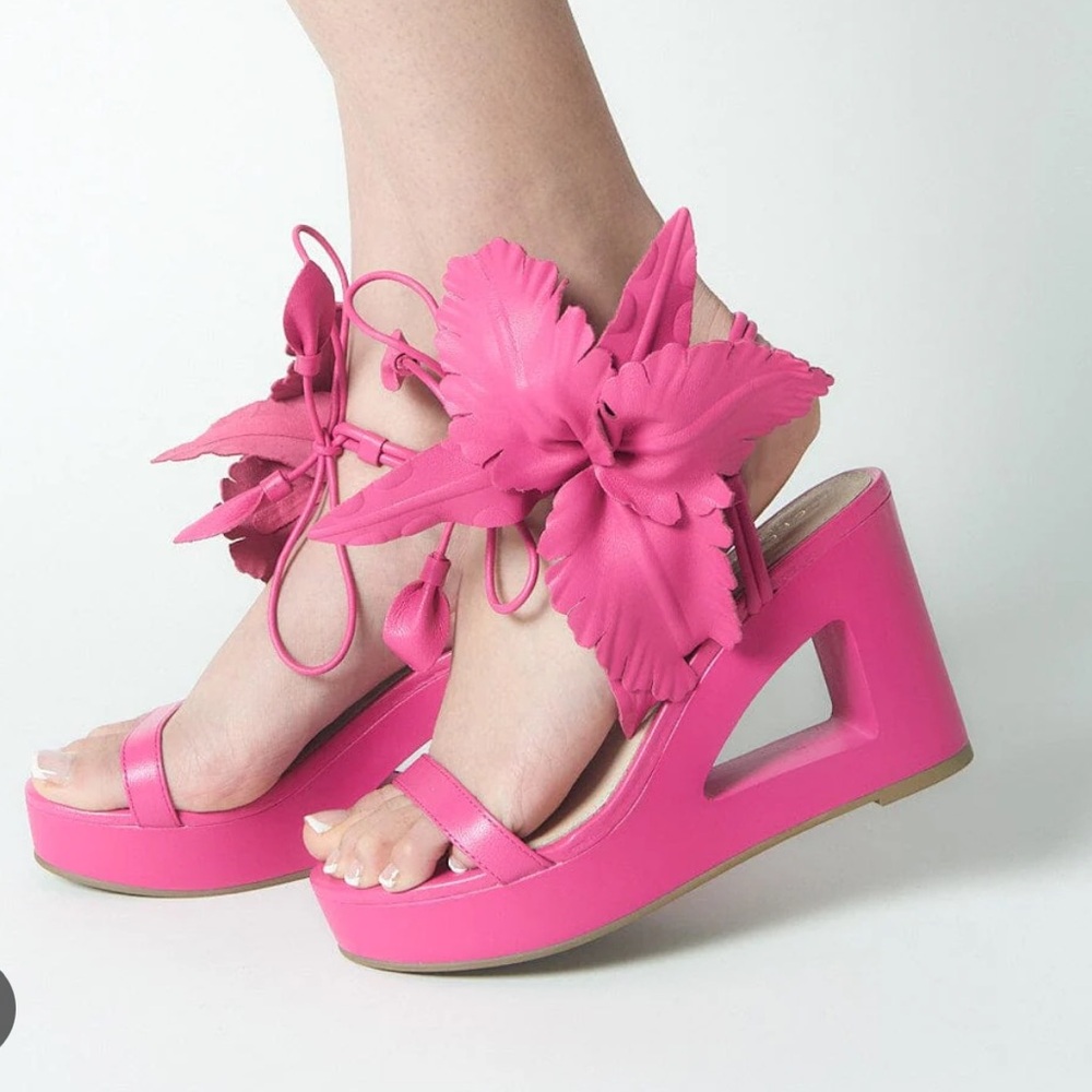 Cecelia New York Cutout Wedge Sandal. Magenta. Size 7